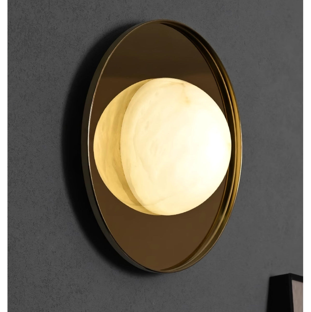 Nivereria Moderne wandlamp van albast met goudkleurige afwerking