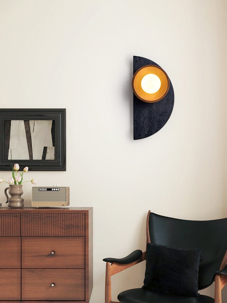 Luca wandlamp van walnoot en travertin