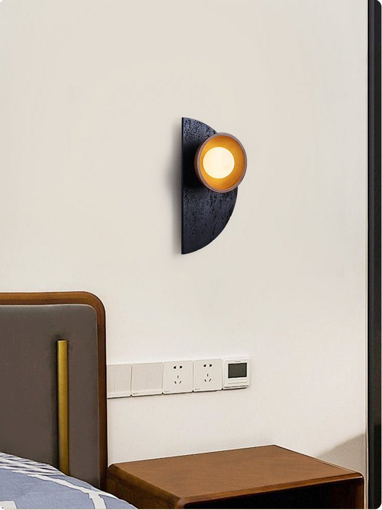 Luca wandlamp van walnoot en travertin