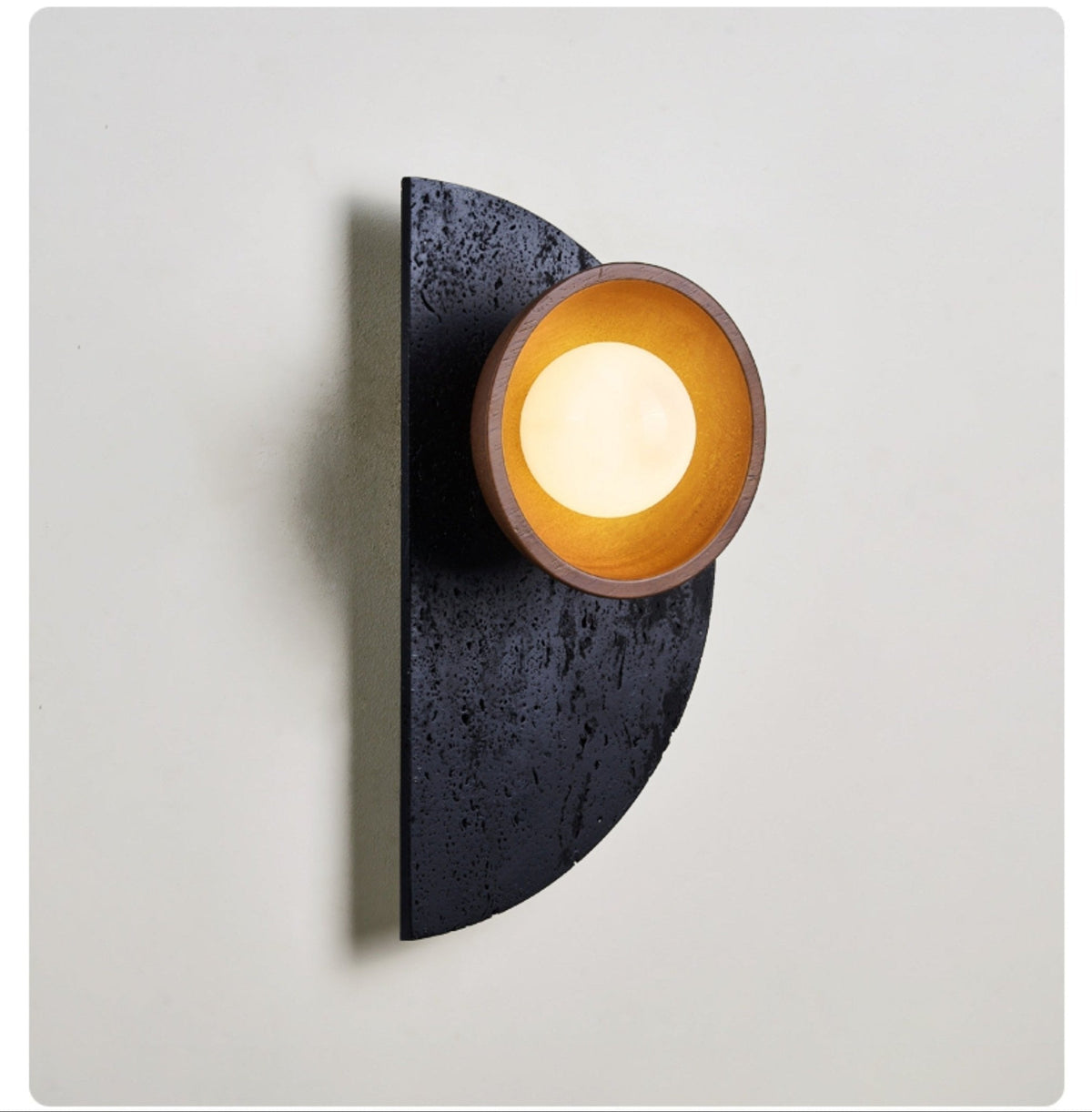 Luca wandlamp van walnoot en travertin