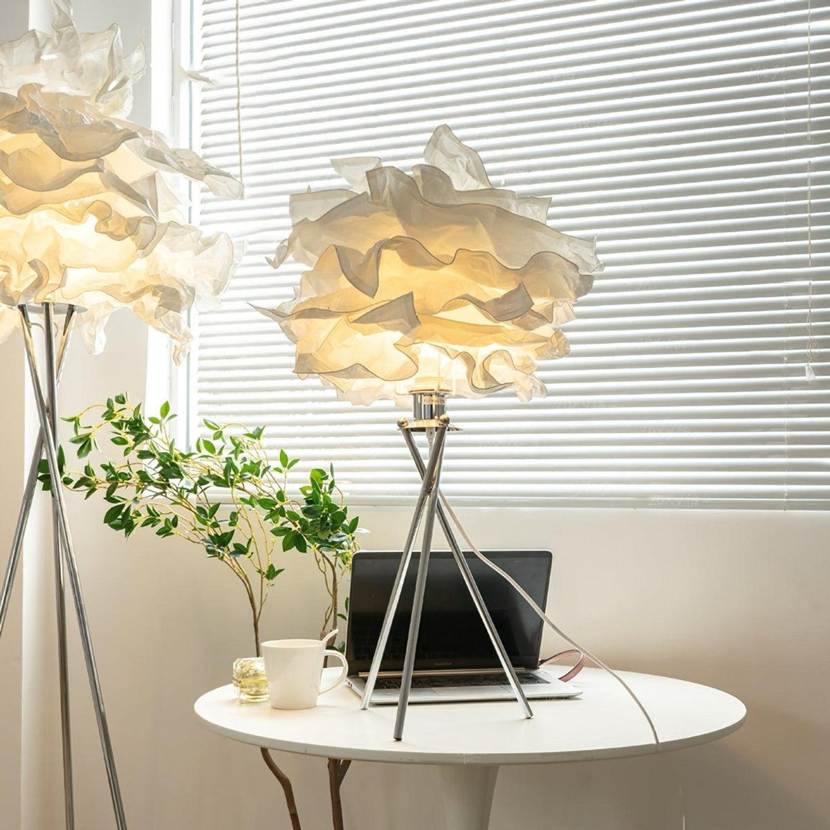Moderne tafellamp van papier in peony-stijl