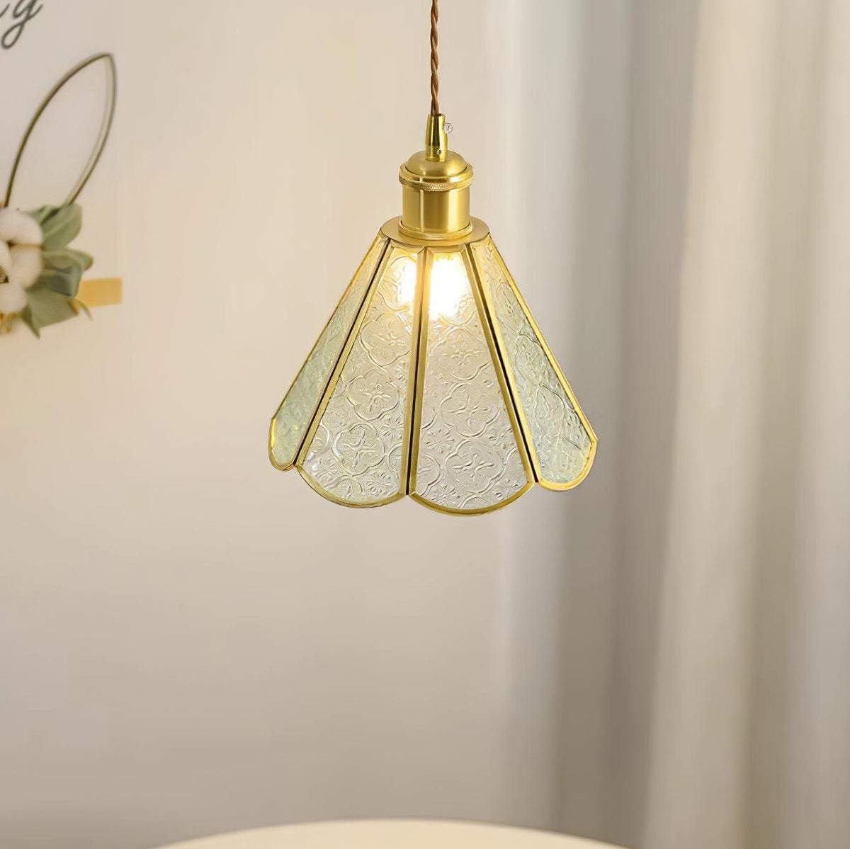 Arvane elegante hanglamp van messing en glas met gestructureerde kap
