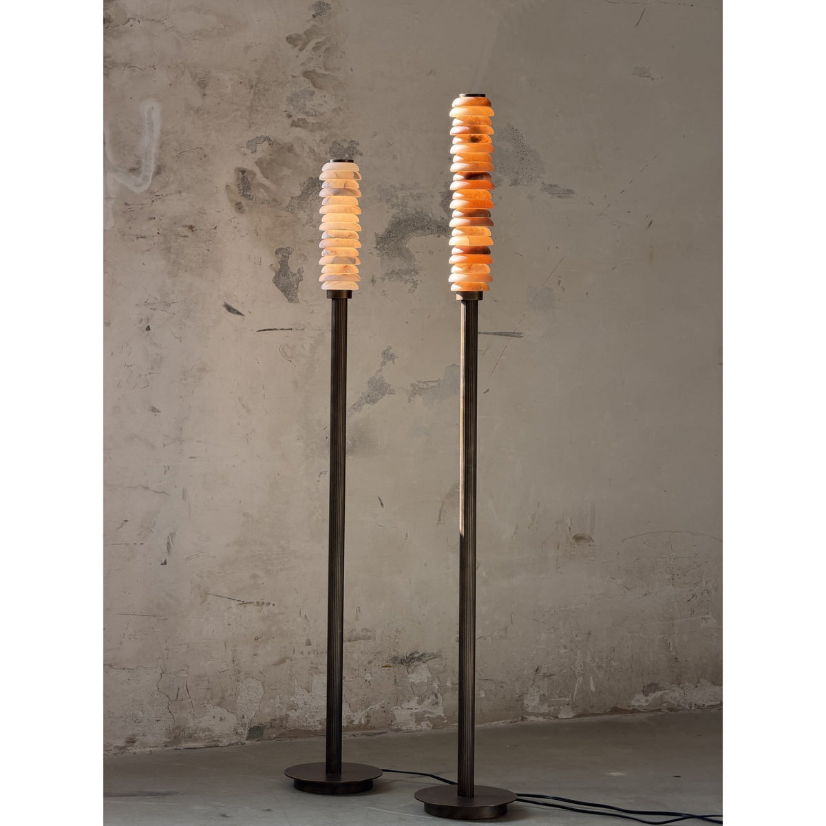 Eiroiella vloerlamp van oud met albasten kap