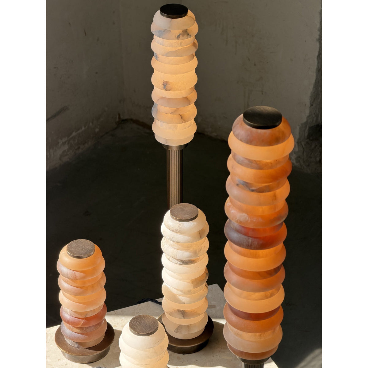Eiroiella vloerlamp van oud met albasten kap