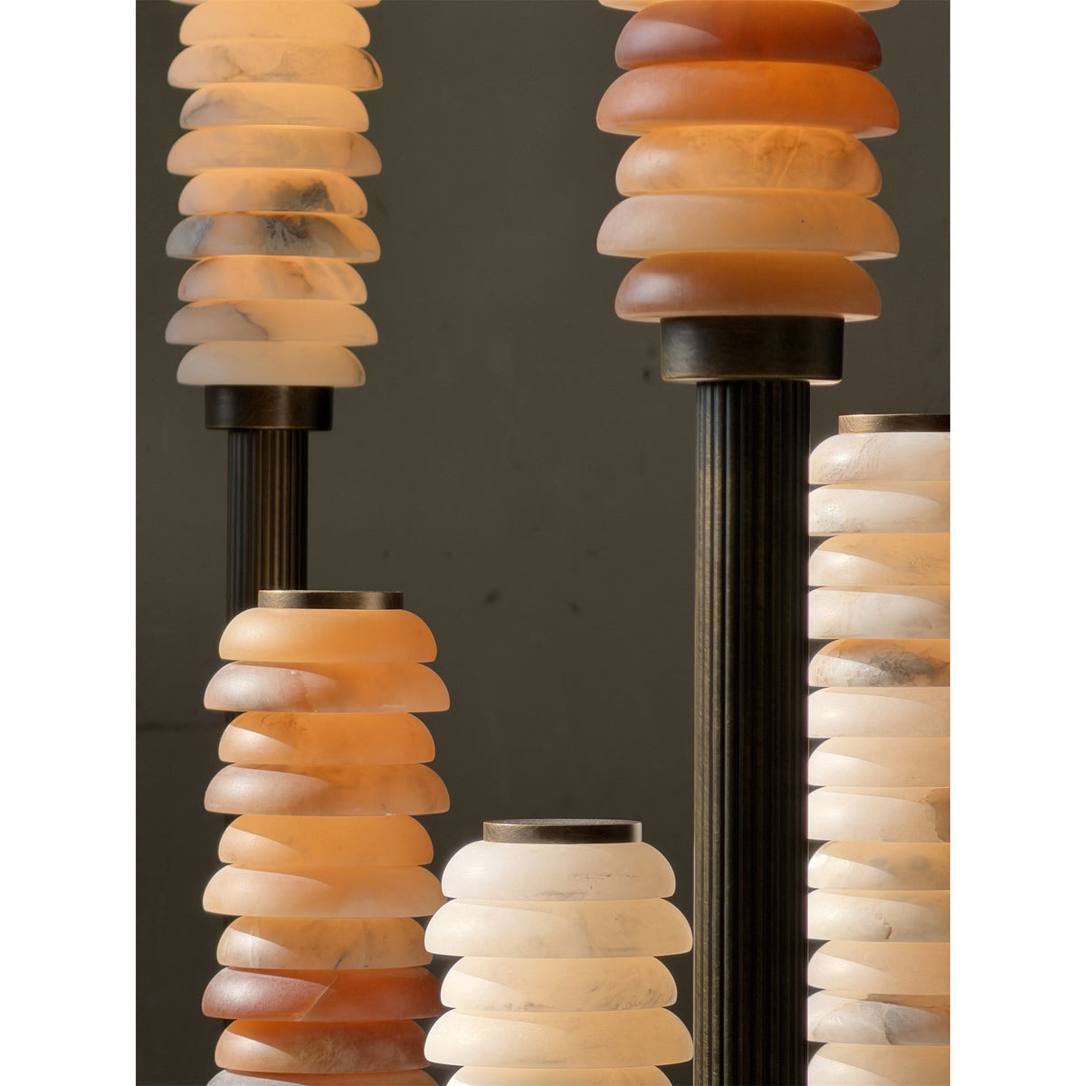 Eiroiella vloerlamp van oud met albasten kap