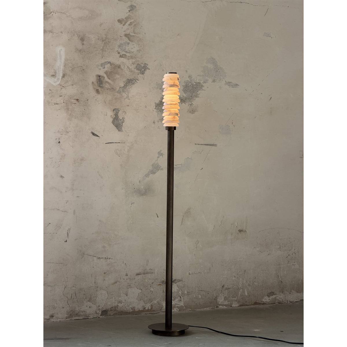 Eiroiella vloerlamp van oud met albasten kap