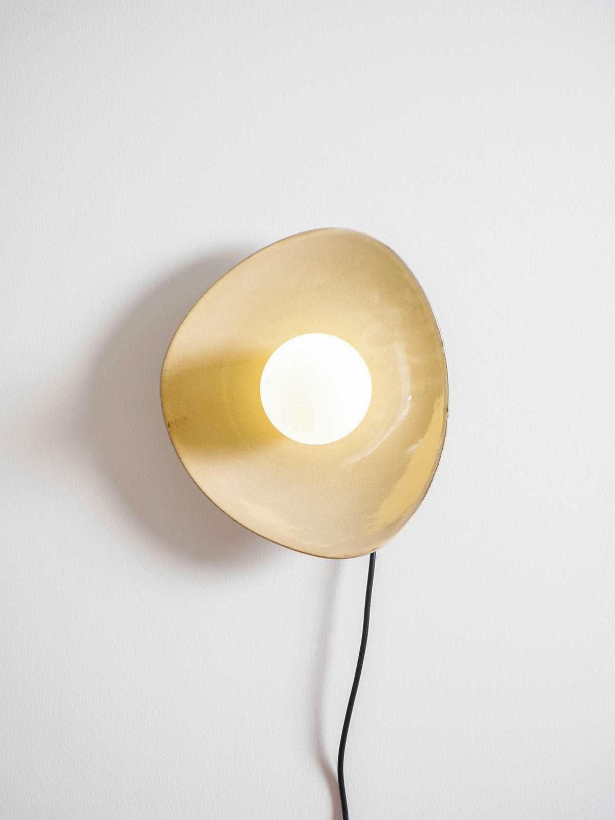Lioruiella kiezelvormige Disc met stekker wandlamp van Keramiek en glas