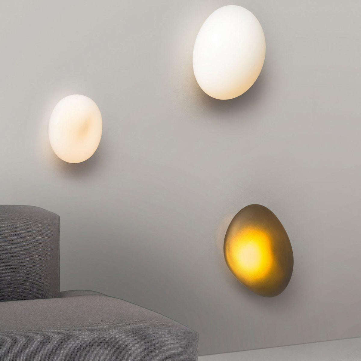 Eirinina wandlamp met bolvormig glas