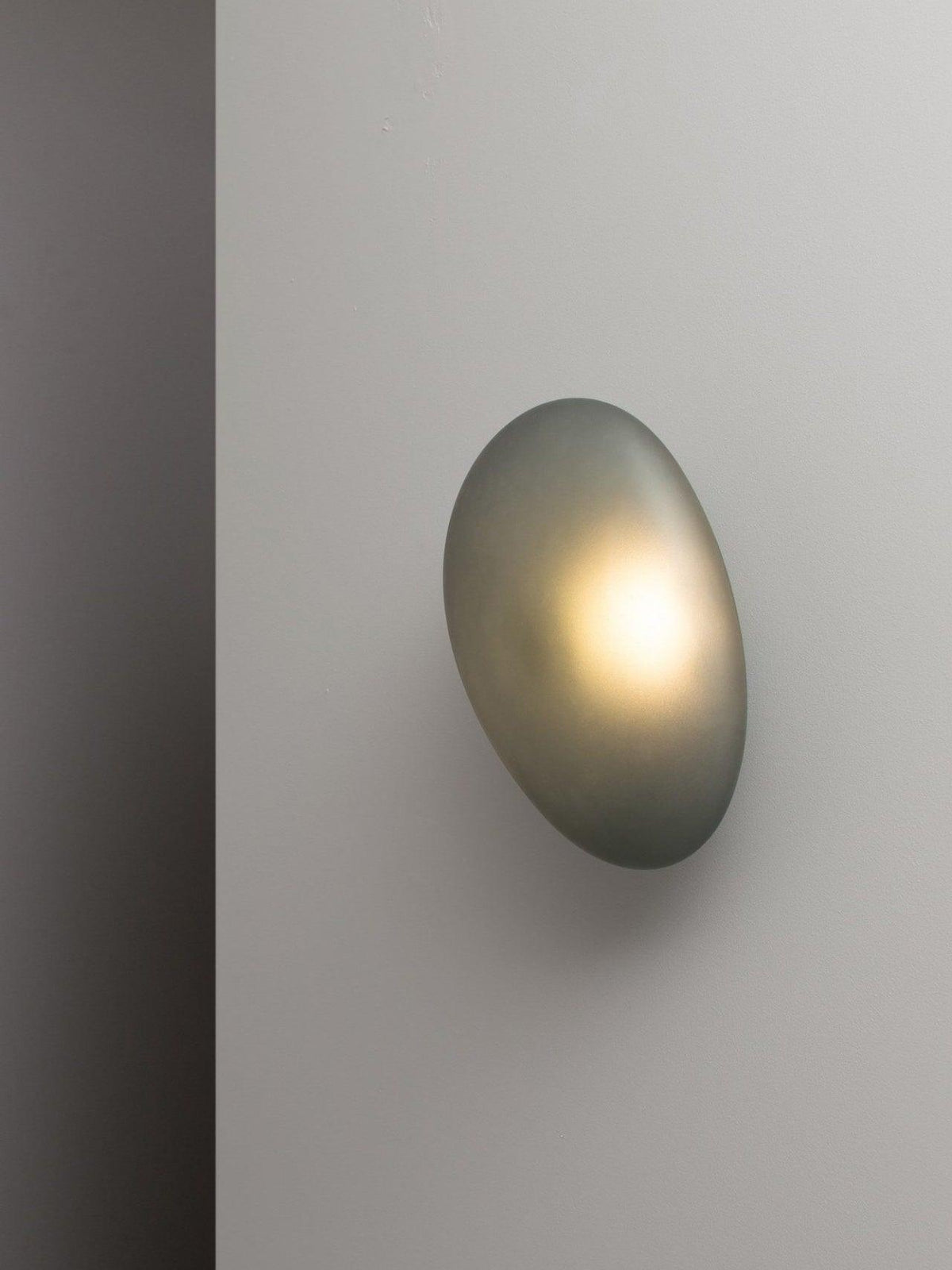 Eirinina wandlamp met bolvormig glas