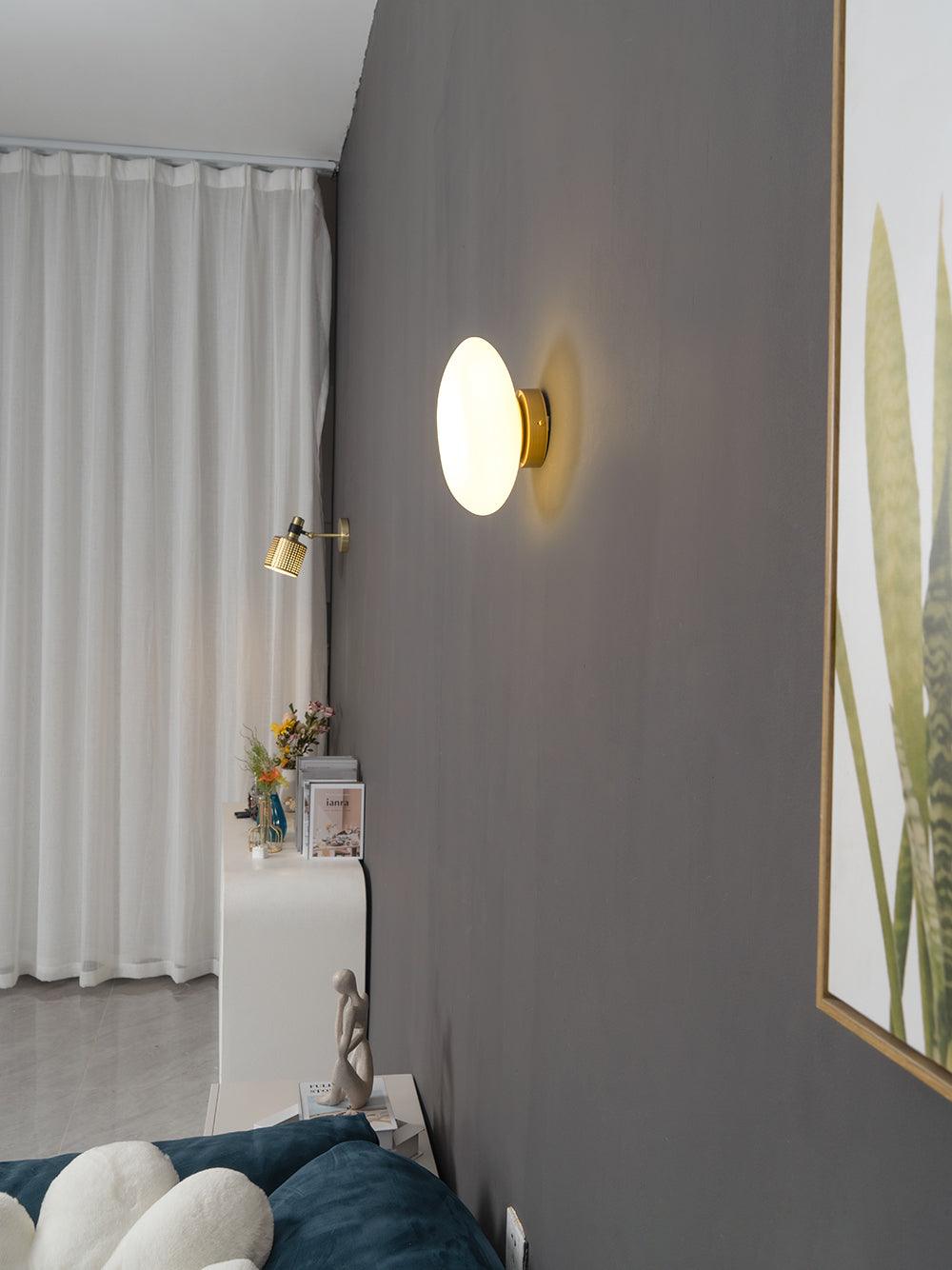 Eirinina wandlamp met bolvormig glas
