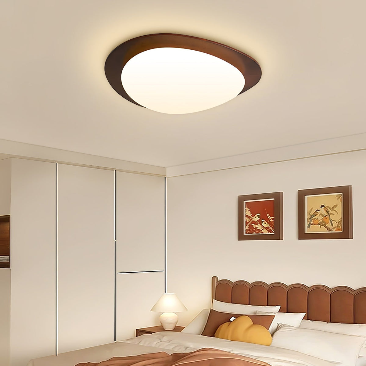 Evory plafondlamp in walnoothout met kiezelvormige-vorm