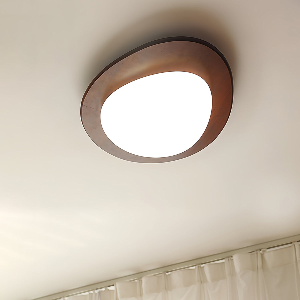 Evory plafondlamp in walnoothout met kiezelvormige-vorm