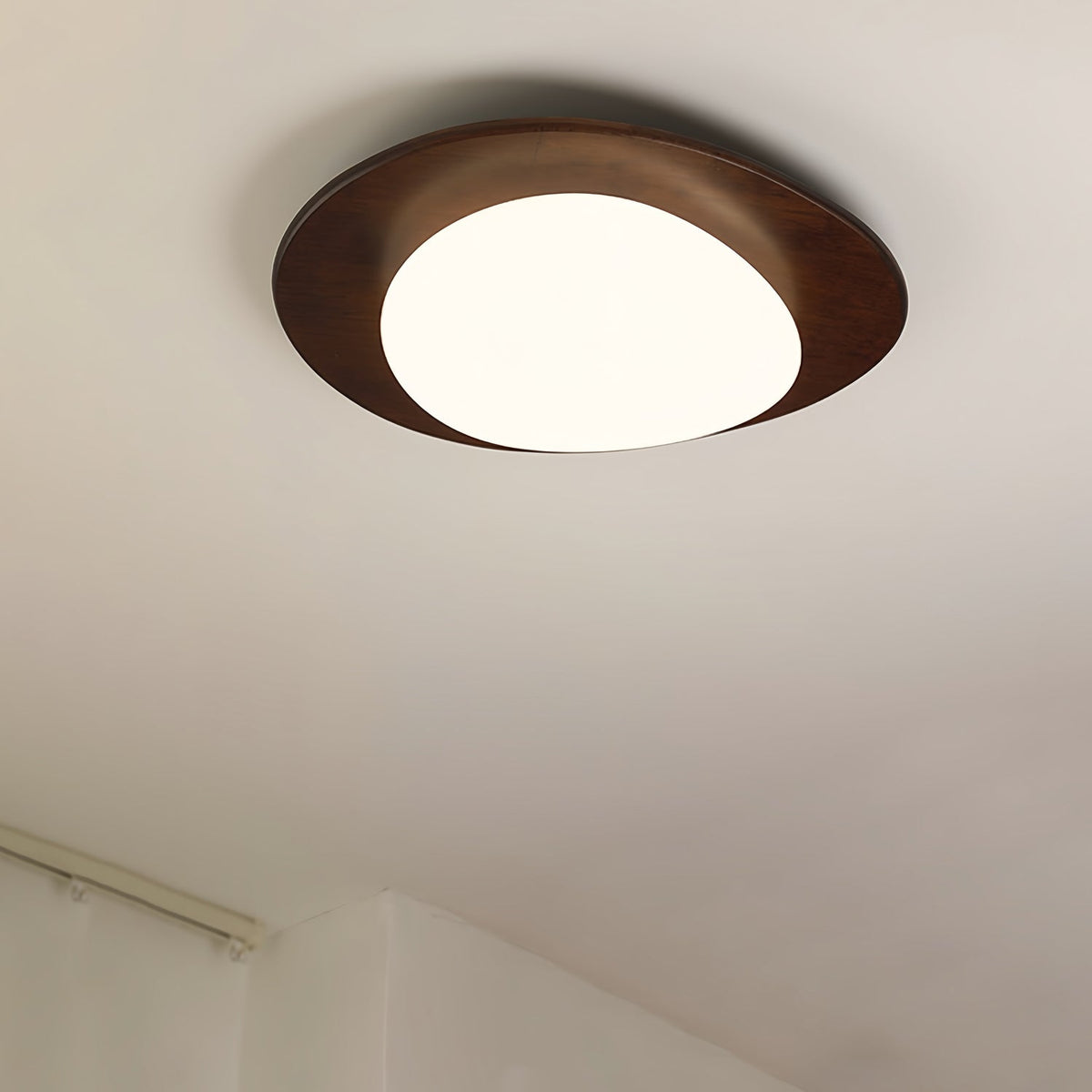 Evory plafondlamp in walnoothout met kiezelvormige-vorm