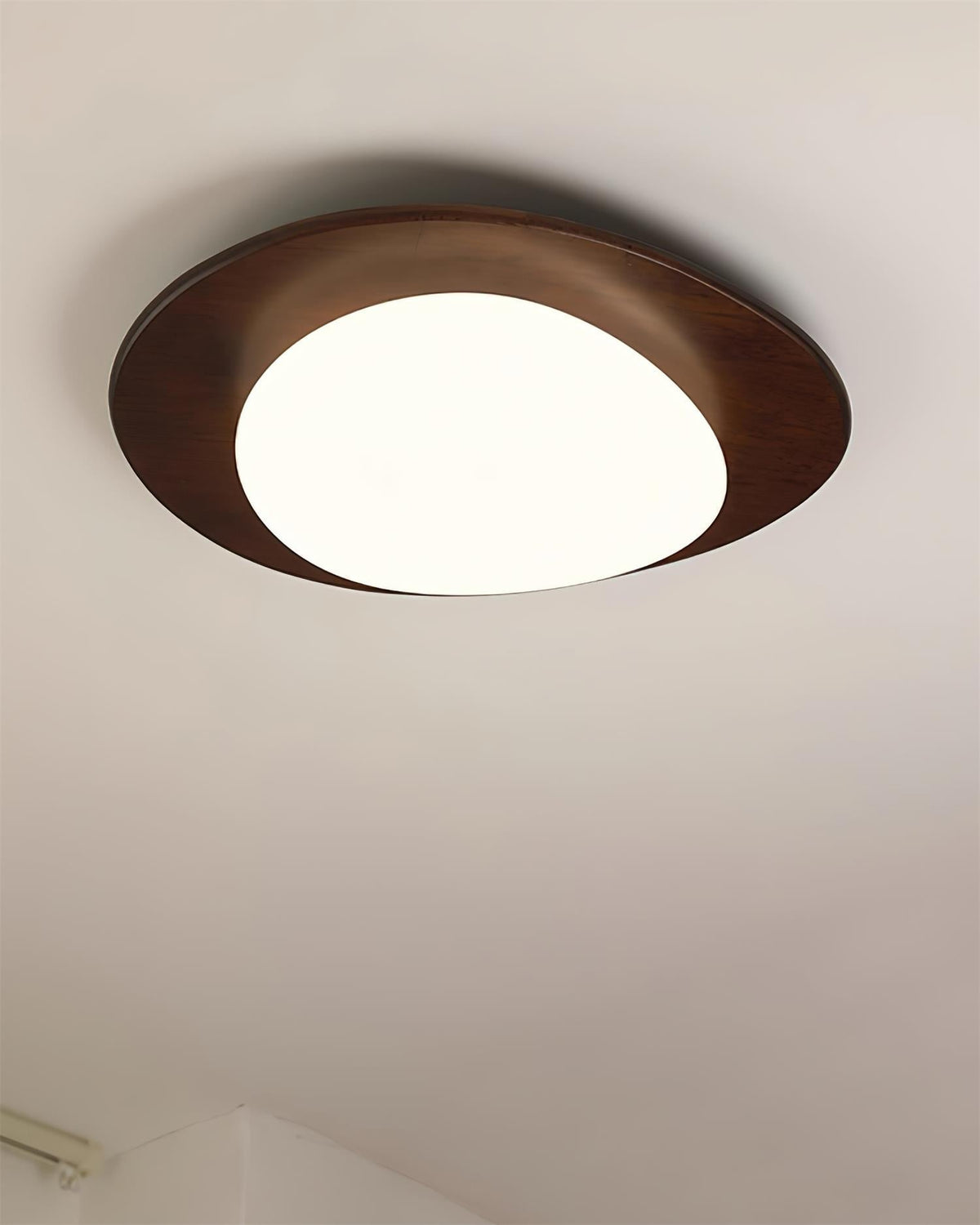 Evory plafondlamp in walnoothout met kiezelvormige-vorm