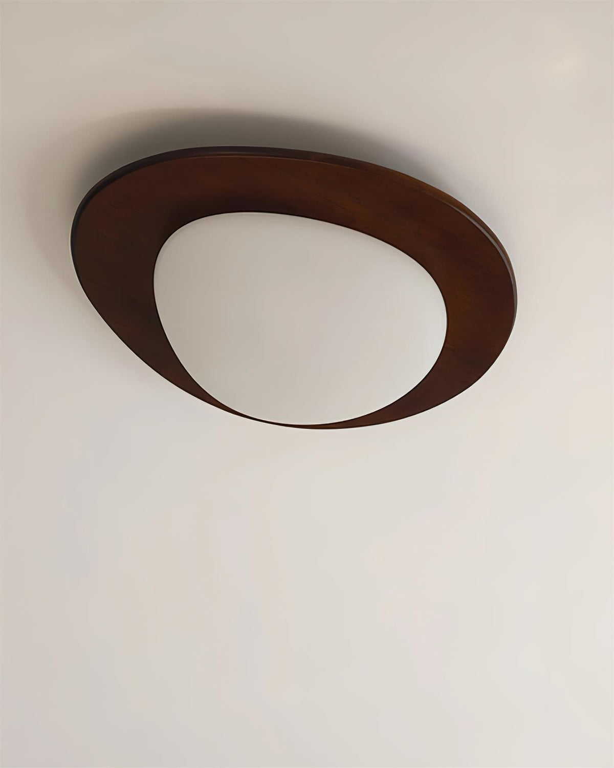 Evory plafondlamp in walnoothout met kiezelvormige-vorm