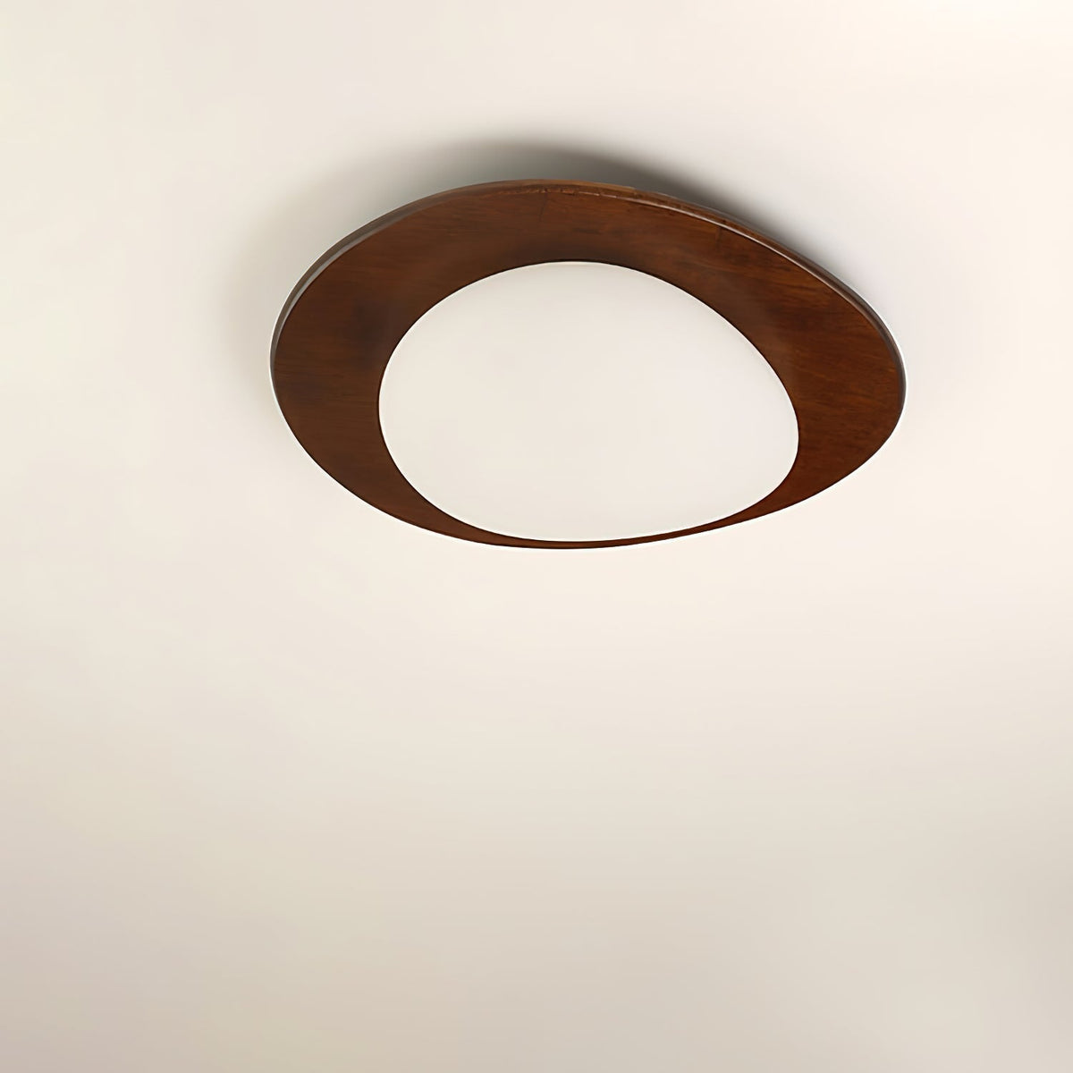 Evory plafondlamp in walnoothout met kiezelvormige-vorm