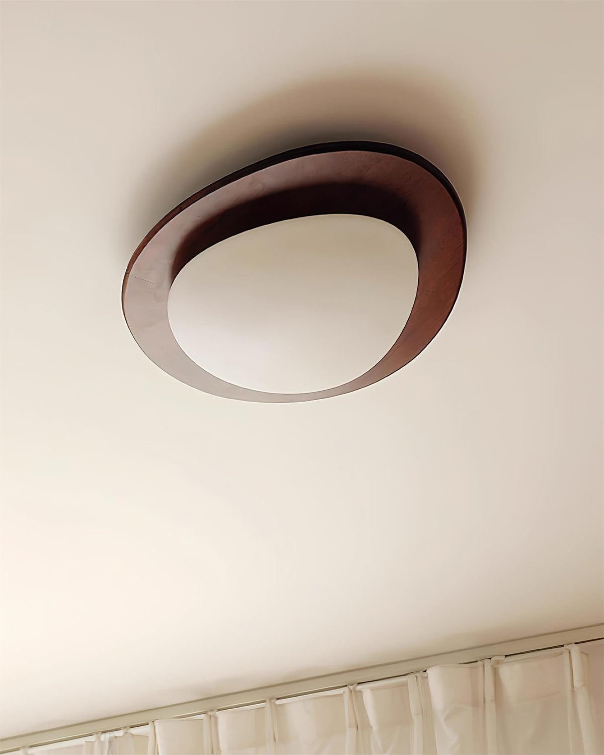 Evory plafondlamp in walnoothout met kiezelvormige-vorm
