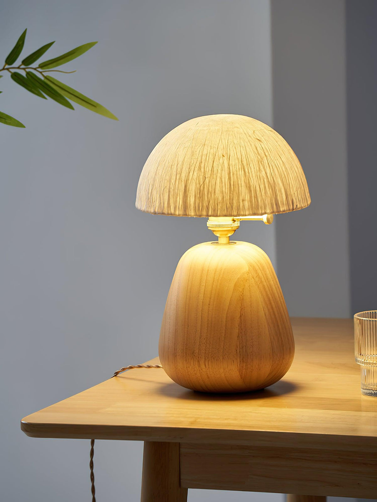 Elugan tafellamp van massief hout