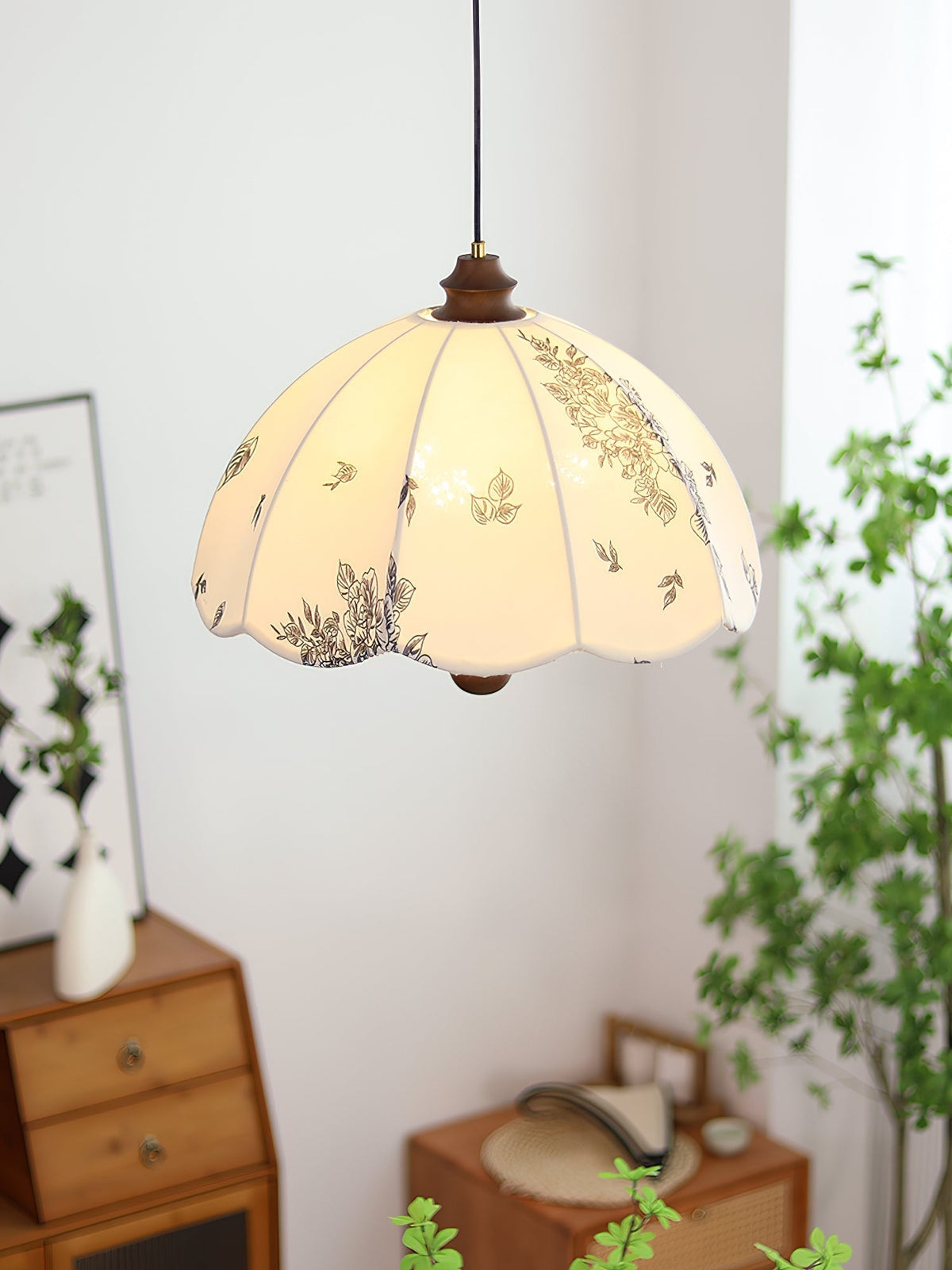 Vevenir Petal Whisper hanglamp van hout en stof met bloemblaadjes