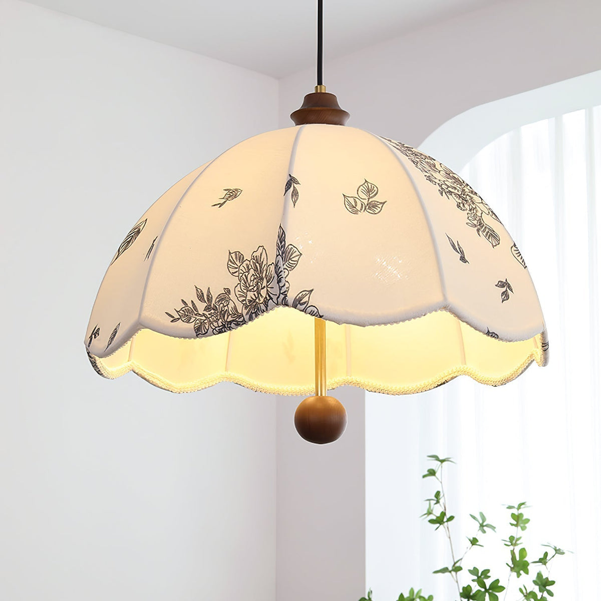 Vevenir Petal Whisper hanglamp van hout en stof met bloemblaadjes