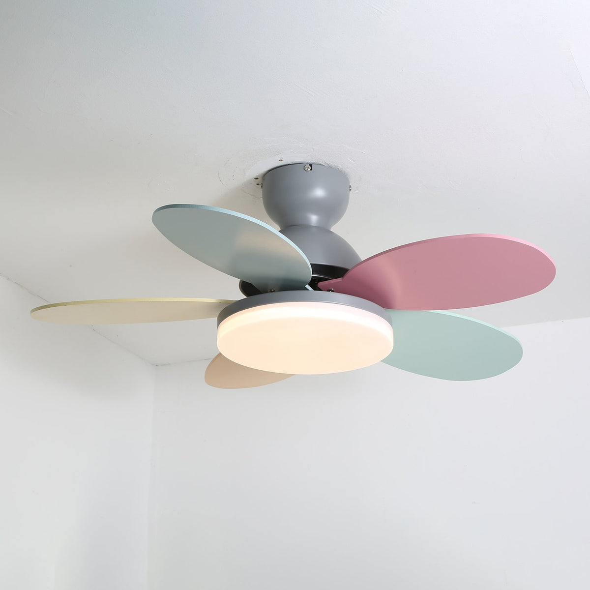Eireise kleurrijke plafondventilator met lamp voor de kinderkamer