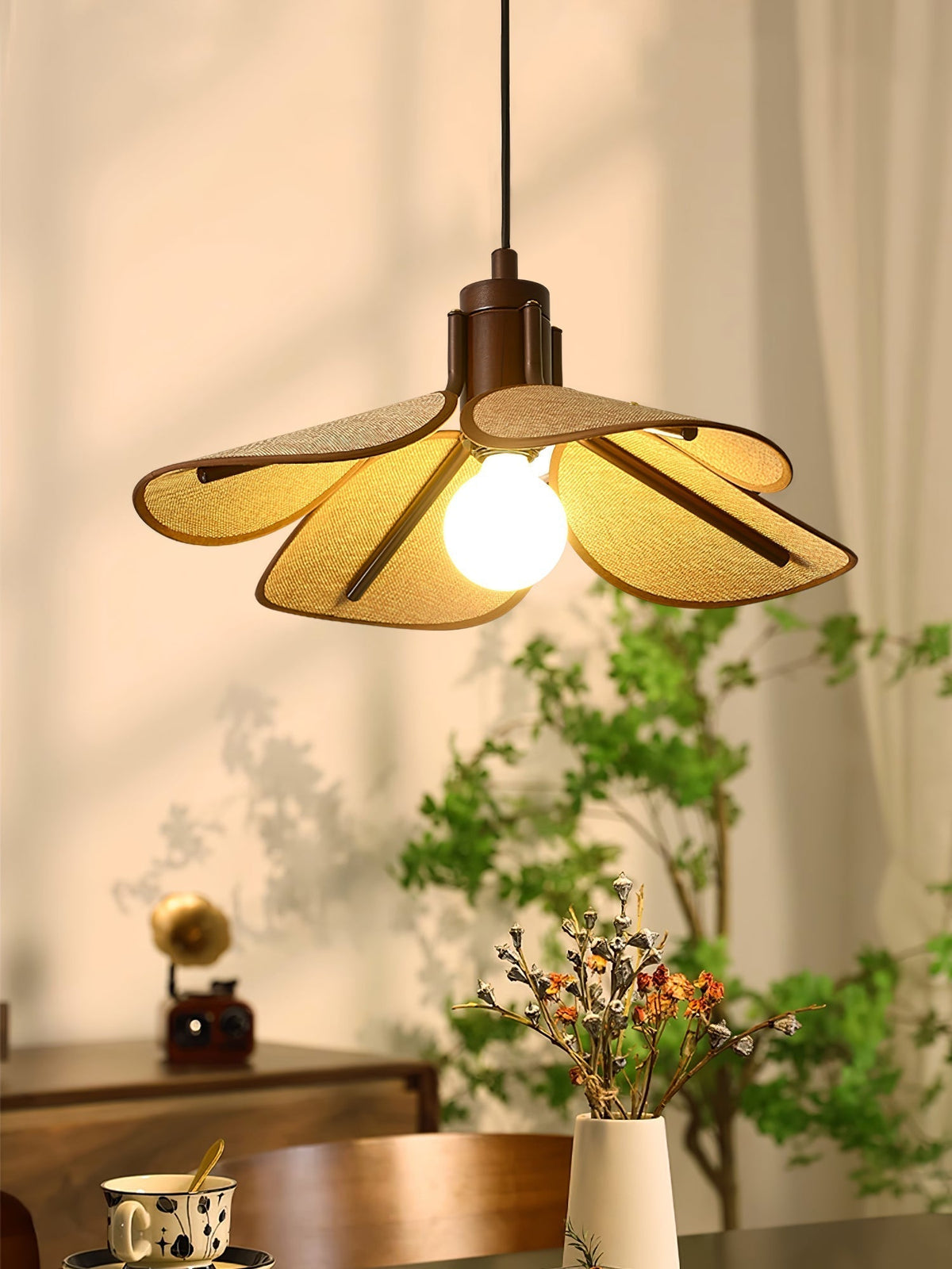 Utalion traditionele hanglamp van hout en stof met bloemblaadjesvorm