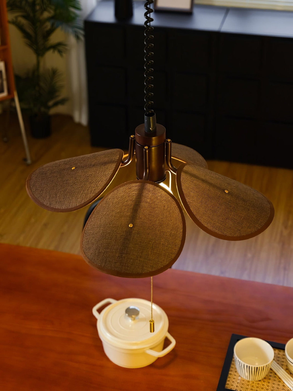 Utalion traditionele hanglamp van hout en stof met bloemblaadjesvorm