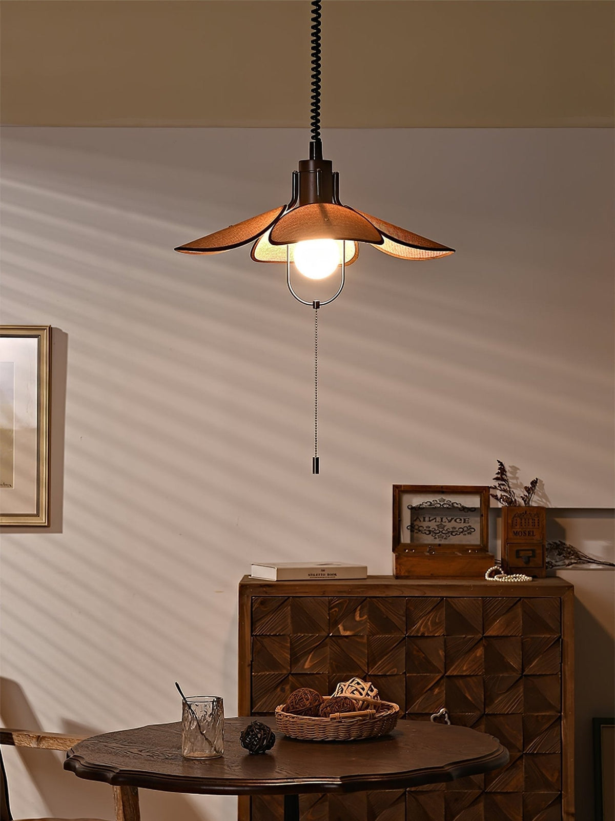 Utalion traditionele hanglamp van hout en stof met bloemblaadjesvorm