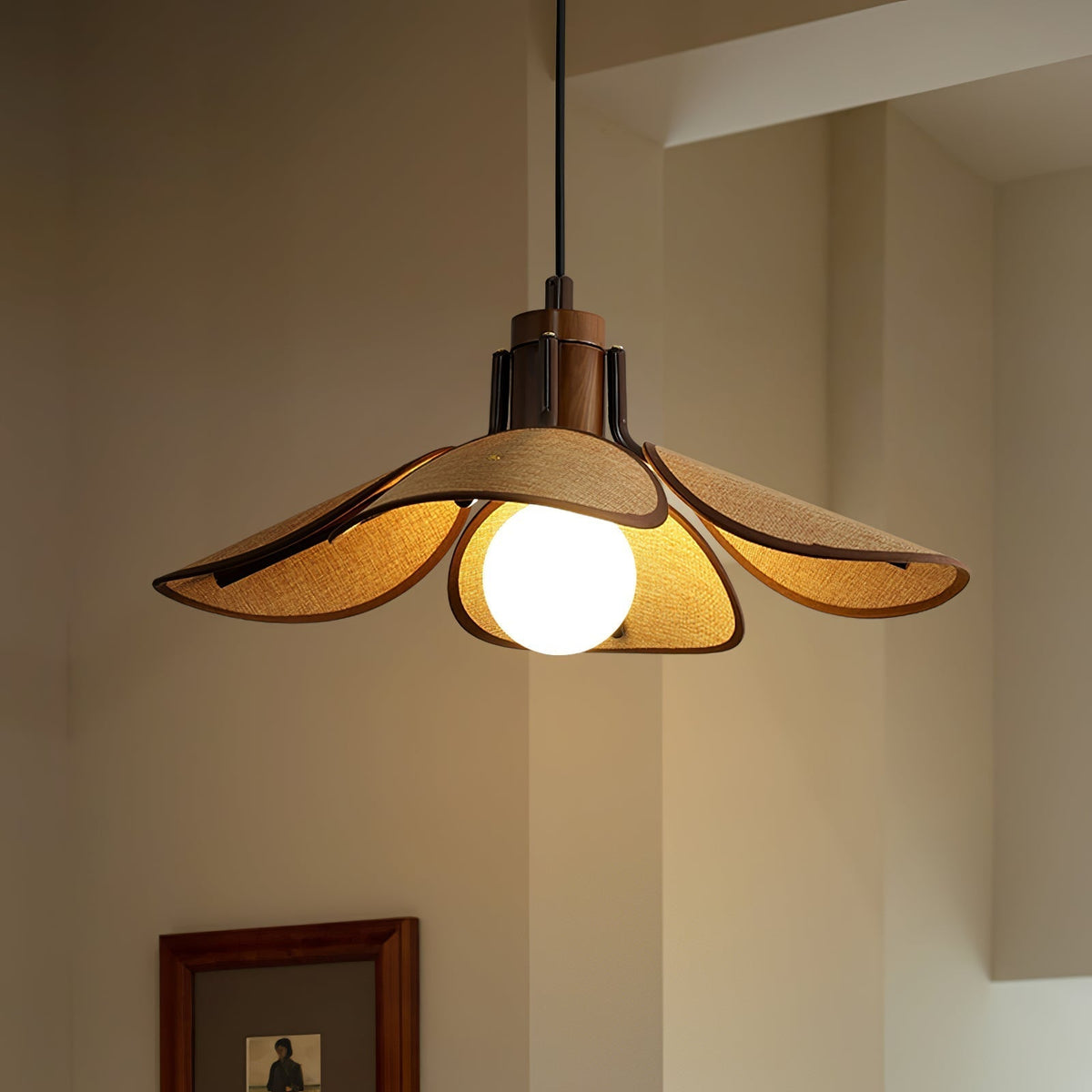 Utalion traditionele hanglamp van hout en stof met bloemblaadjesvorm