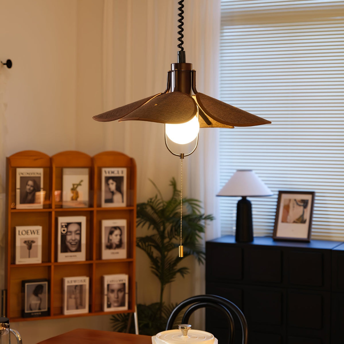 Utalion traditionele hanglamp van hout en stof met bloemblaadjesvorm