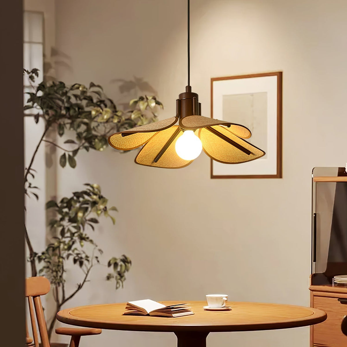 Utalion traditionele hanglamp van hout en stof met bloemblaadjesvorm