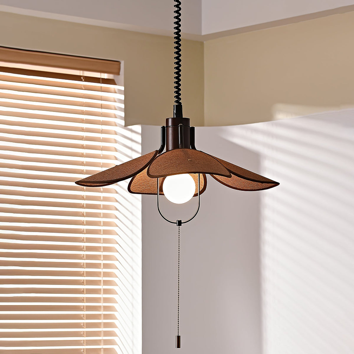Utalion traditionele hanglamp van hout en stof met bloemblaadjesvorm