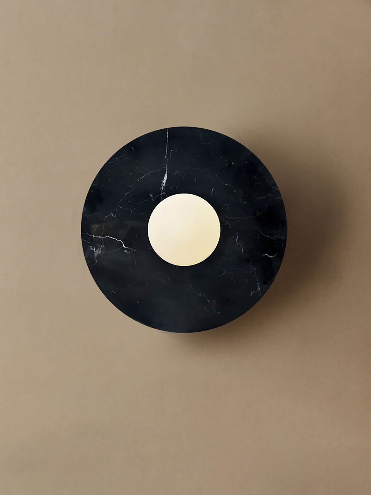 Neranenne ronde stenen schijf wandlamp