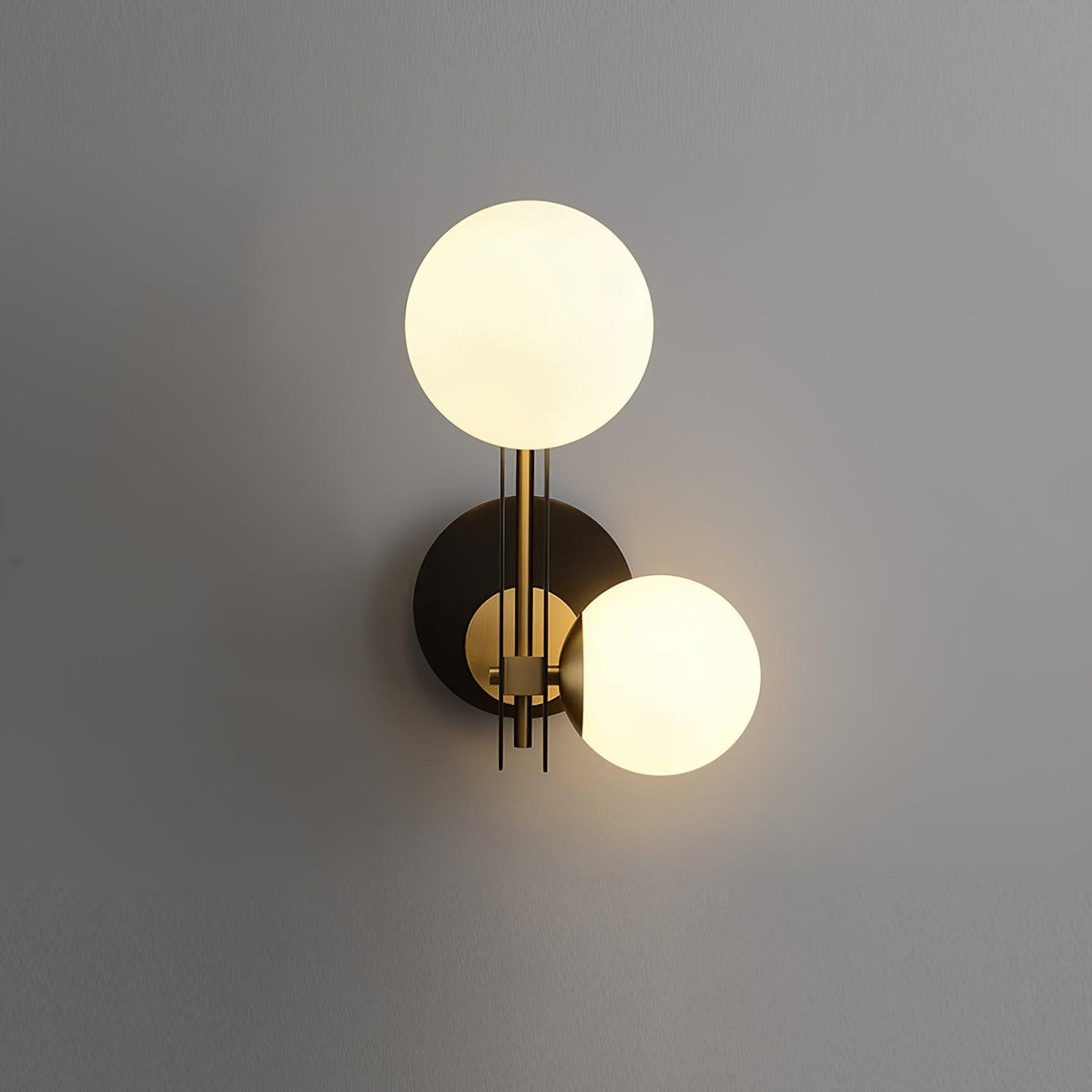 Eiranaria wandlamp met planetaire glazen kap