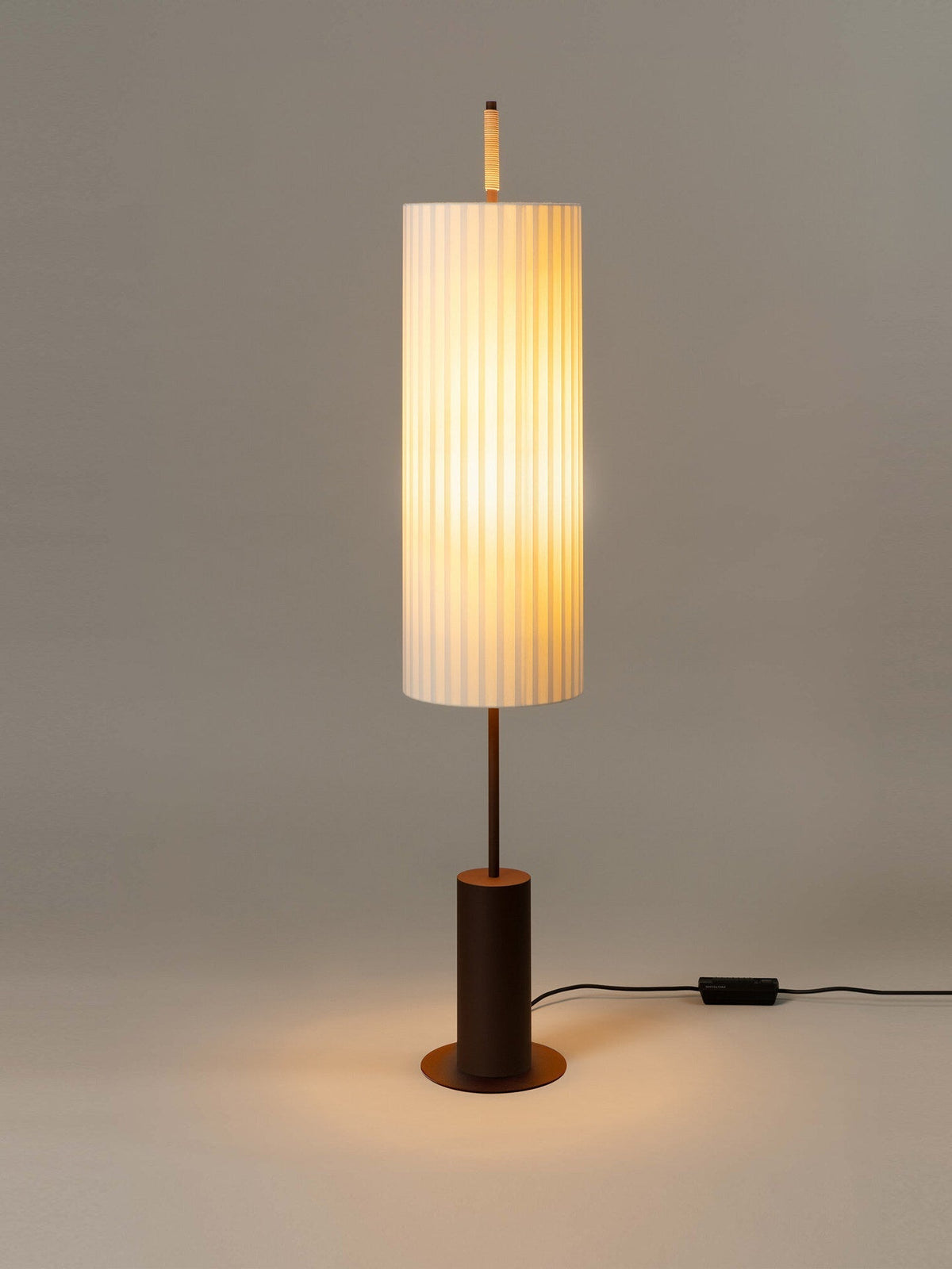 Novalise Cylinder vloerlamp met geplooide kap en slank donker voetstuk
