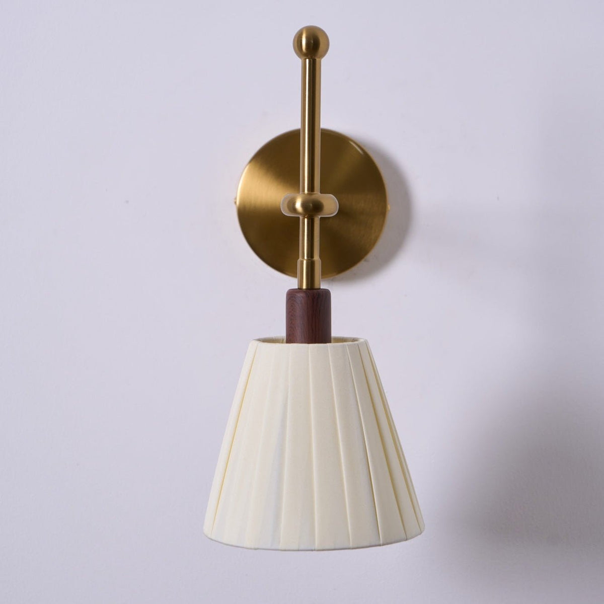 Gairm wandlamp met geplooide stofkap in messing