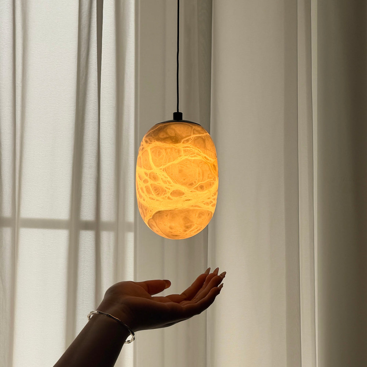 Eireenne hanglamp van albast in