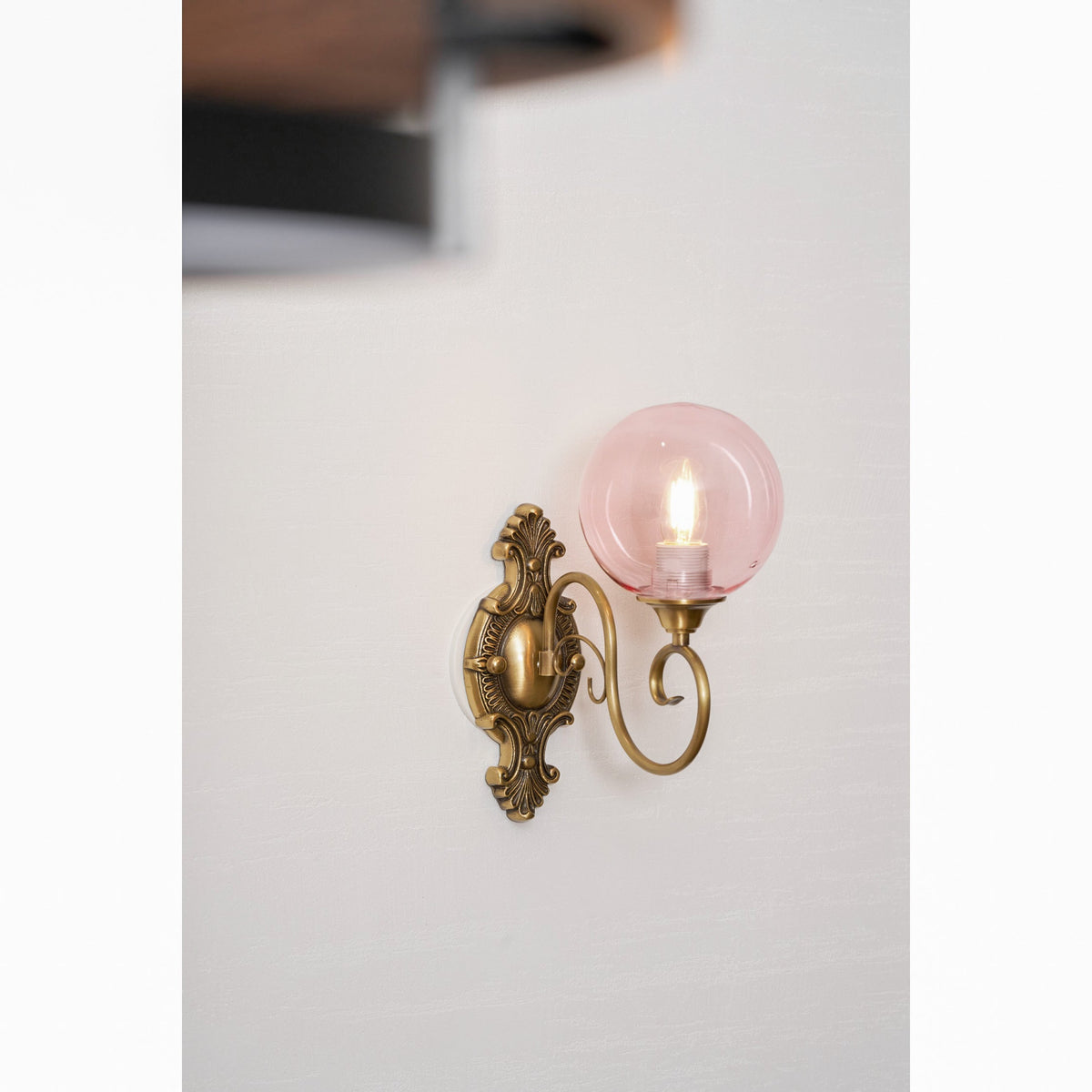 Lavinia wandlamp met en roze afwerking