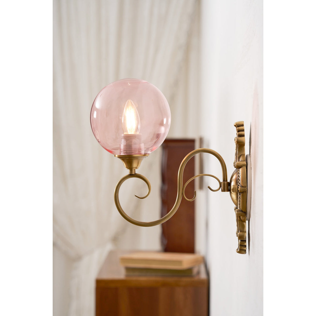 Lavinia wandlamp met en roze afwerking