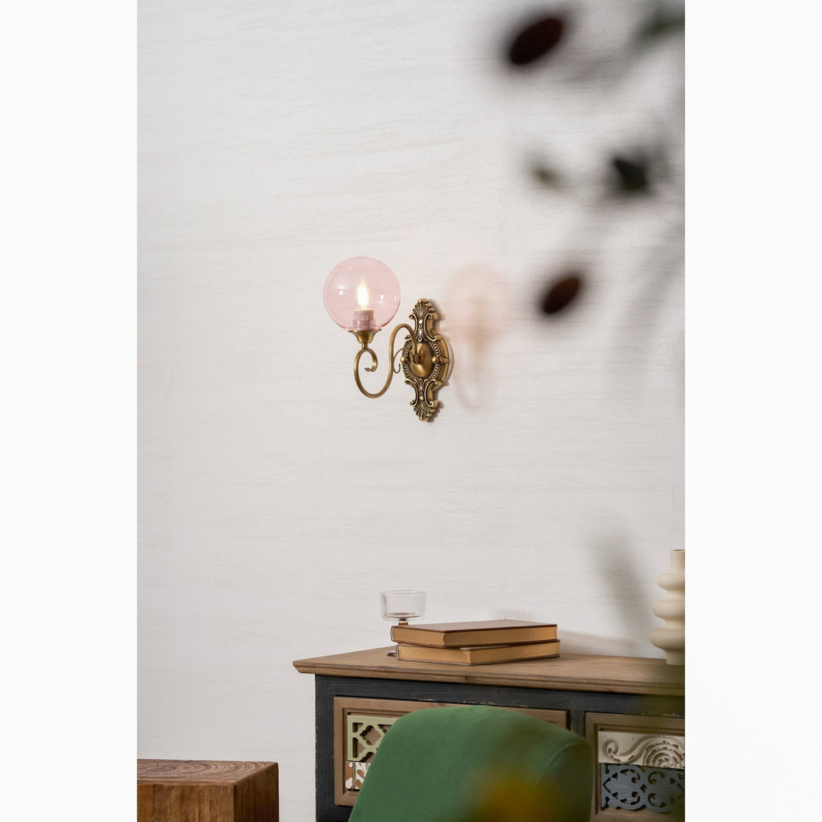 Lavinia wandlamp met en roze afwerking