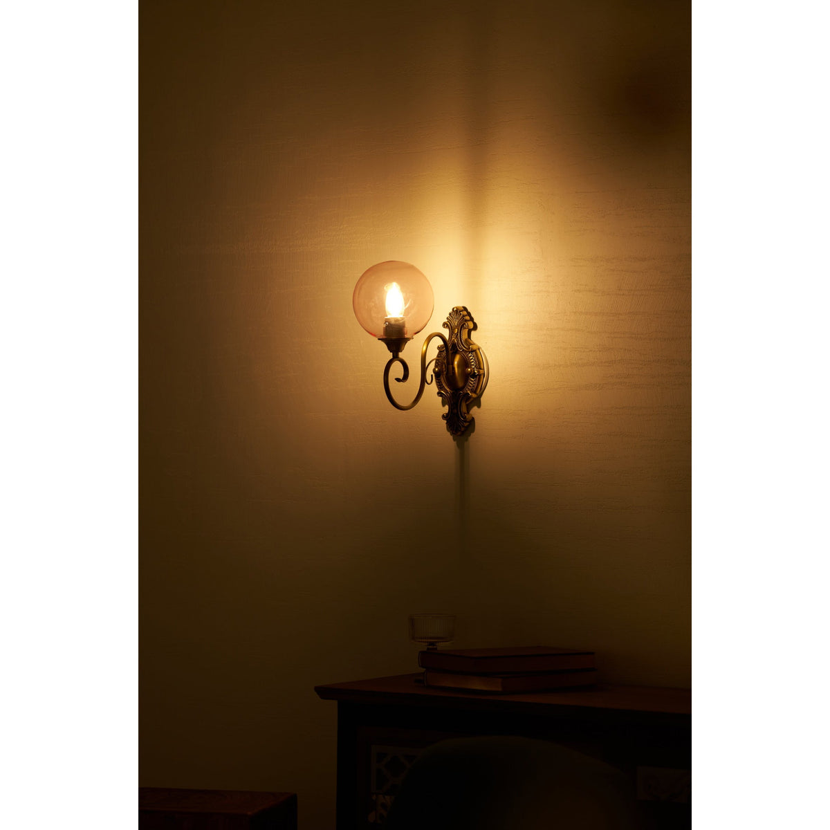 Lavinia wandlamp met en roze afwerking