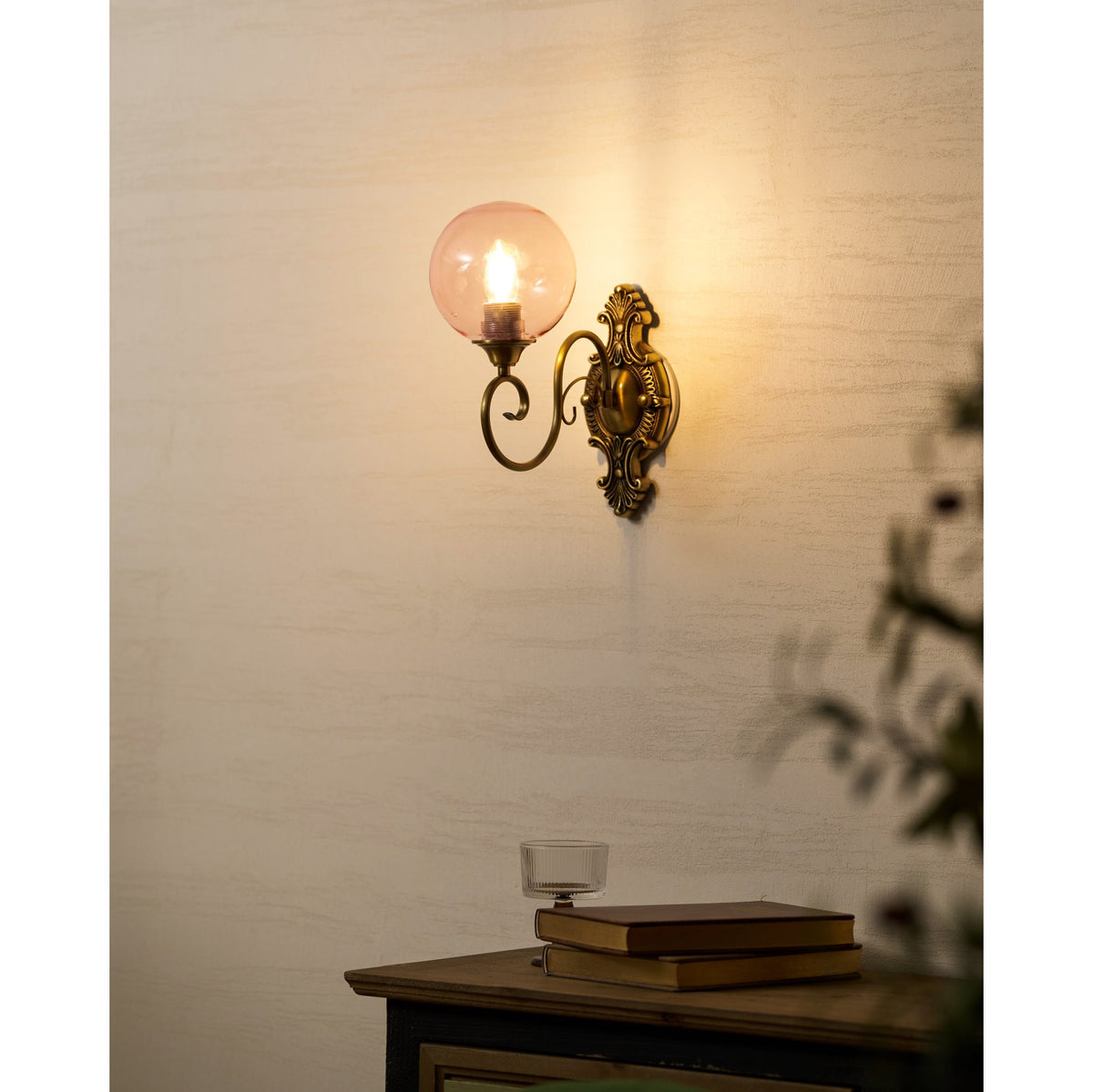 Lavinia wandlamp met en roze afwerking