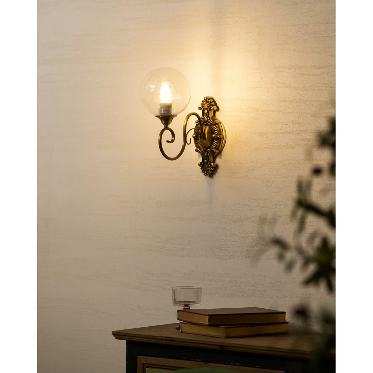 Lavinia wandlamp met en roze afwerking