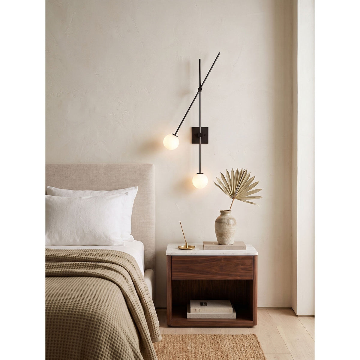 Vester wandlamp met goudkleurige afwerking en lampenkappen