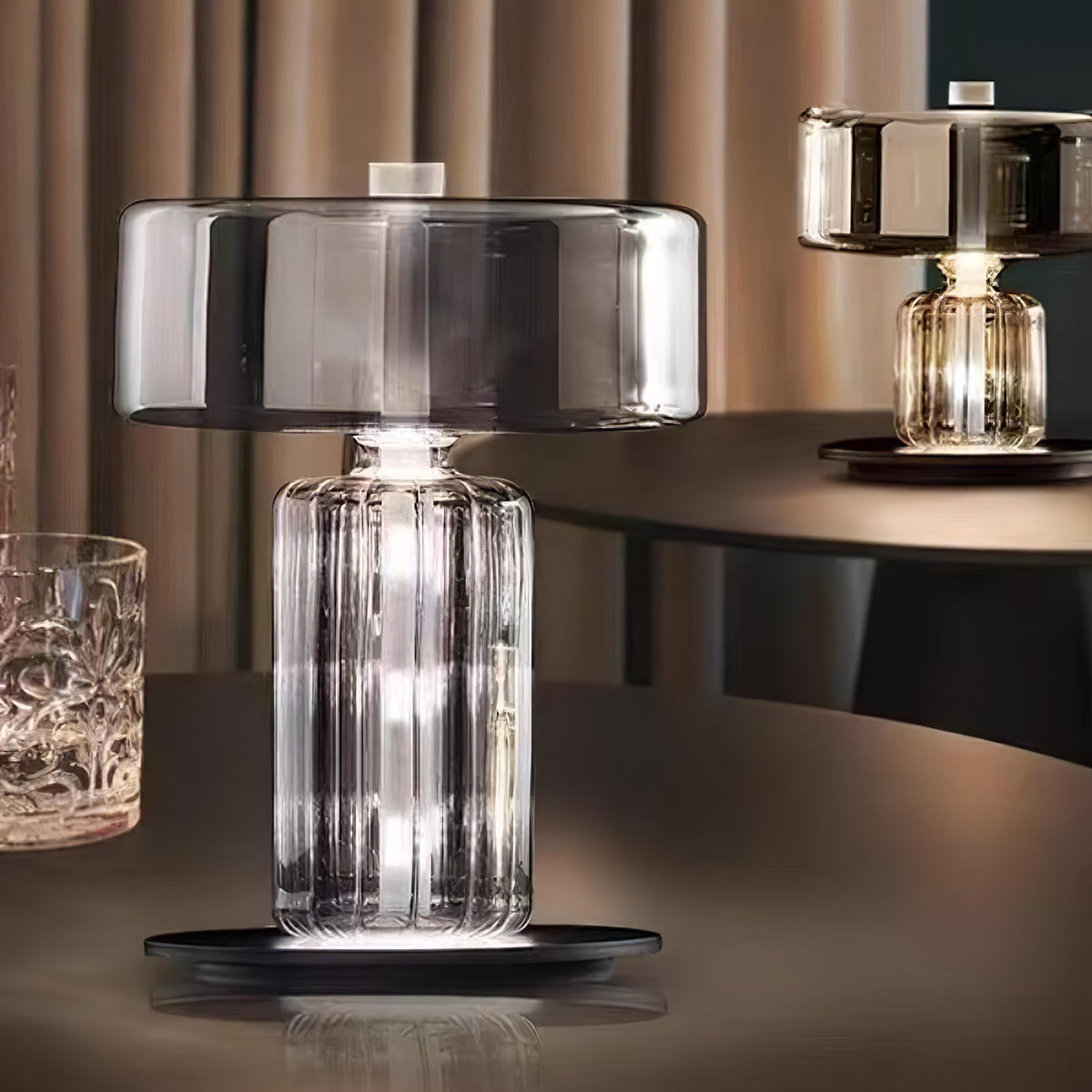 Svora moderne tafellamp van rookgrijs glas