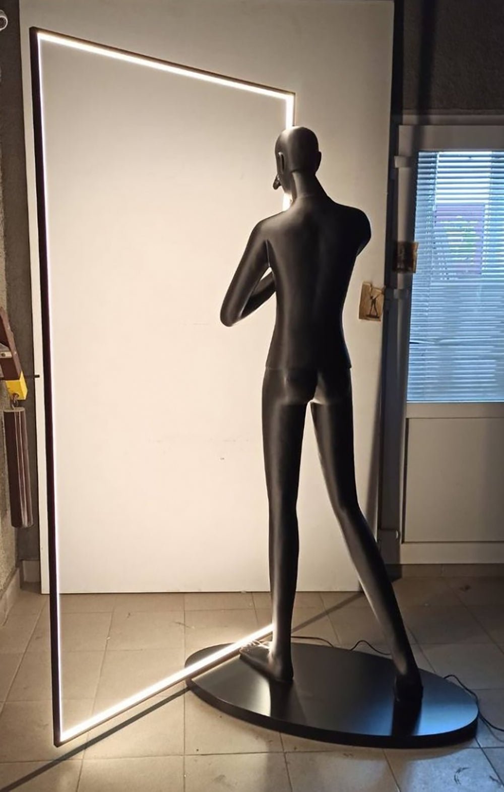 Onoryra sculpturale vloerlamp in zwart met spiegel