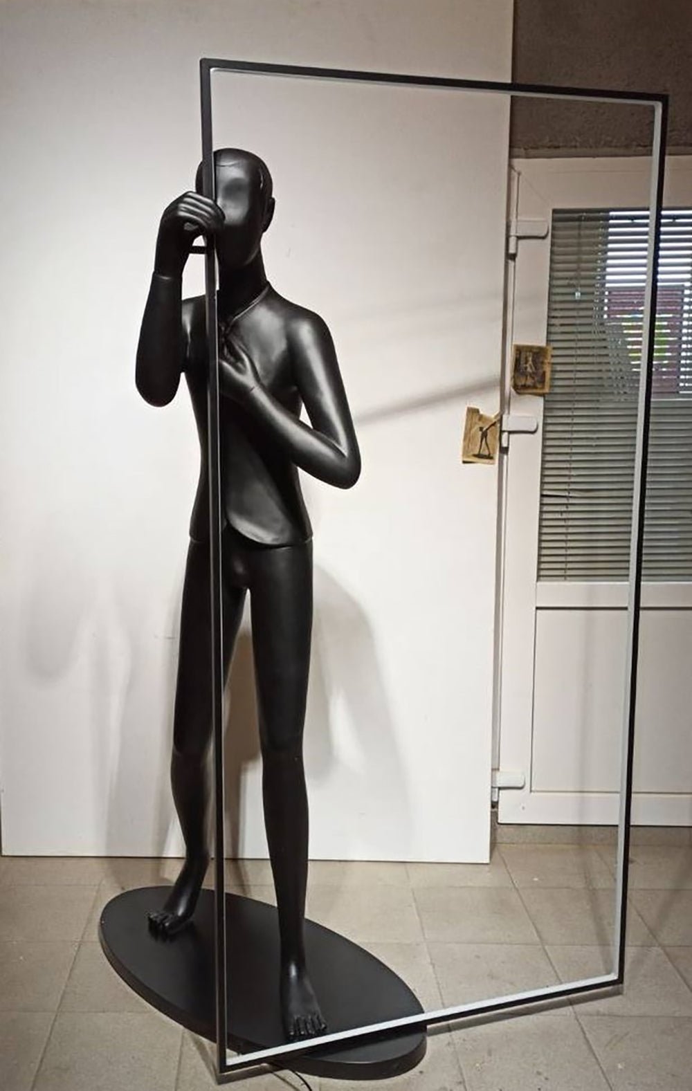 Onoryra sculpturale vloerlamp in zwart met spiegel