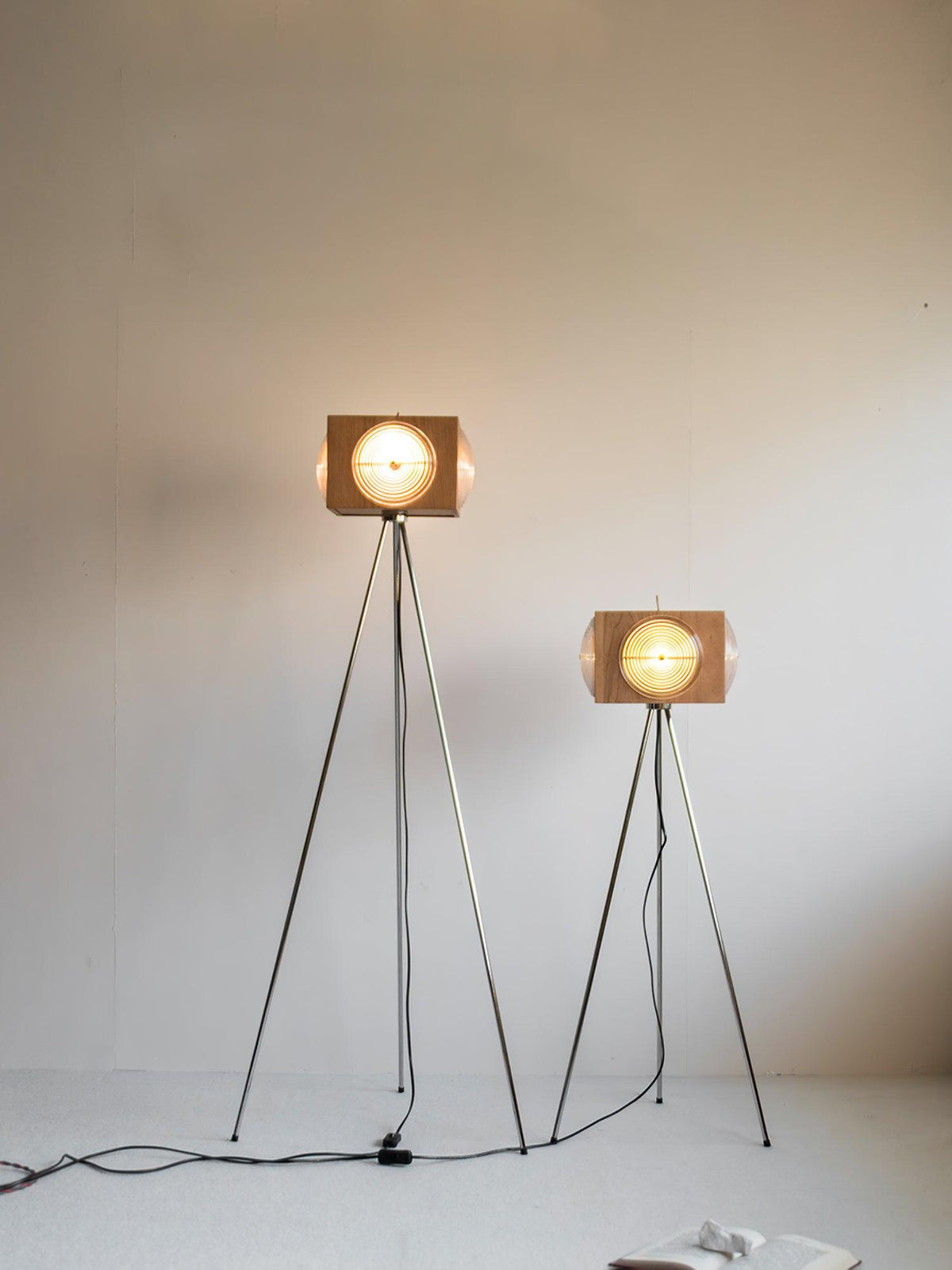 Vesoren houten vloerlamp met driepoot