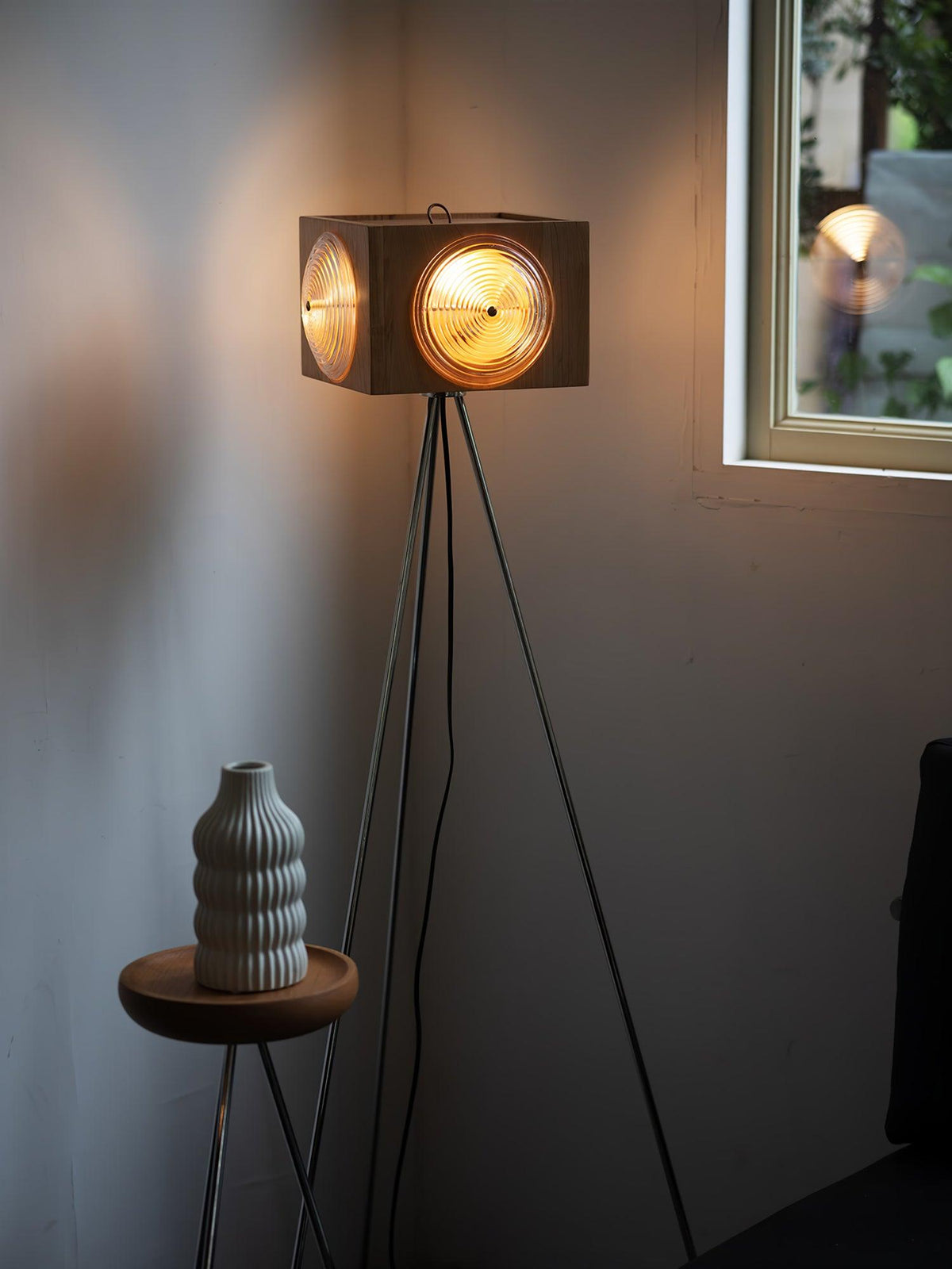 Vesoren houten vloerlamp met driepoot