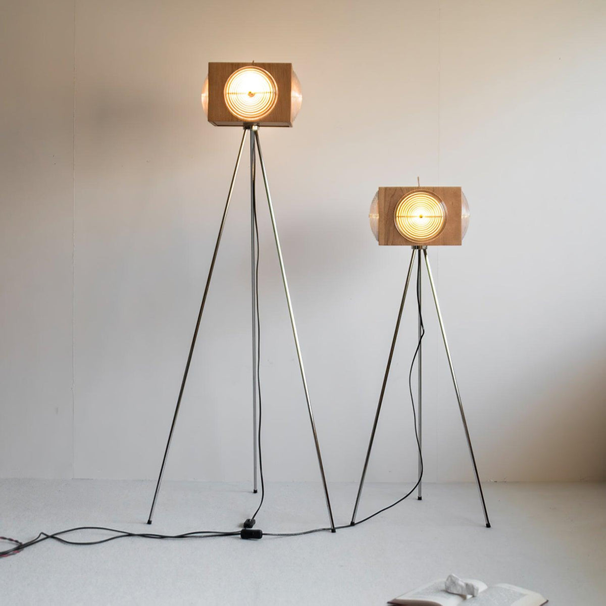 Vesoren houten vloerlamp met driepoot